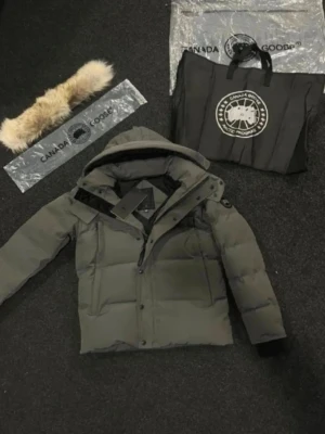 Canada goose jacka grå ny med tags - Helt oanvänd jacka. Inga problem alls, helt felfri jacka. Perfekt för Sverige väder. Rökfritt och djurfritt hem Fraktas inom 24h vid köp  Behöver rensa garderoben och hoppas att någon annan kan få lika mycket glädje av denna fantastiska jackan.