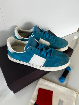 Valentino Flycrews - Säljer ett par riktigt feta ljusblå Valentino Flycrews i storlek 41. Skorna är riktigt snygga och i en eftertraktad färg. Helt okej skick, allt og ingår. Alla nitar kvar. Extra skonsnören är också med. Skriv vid frågor eller funderingar!🙌✅