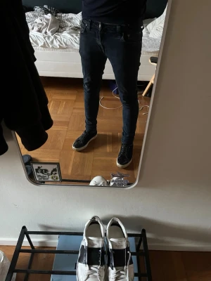 Svarta Nudie Jeans  - Riktigt snygga Nudie Jeans i modellen Skinny lin! Jeansen är i storlek 32/34 men är liten i storleken och motsvarar W31/L32 ca. Passar utmärkt på mig som är 176cm 63 kg! Skriv gärna angående detaljbilder eller mått!
