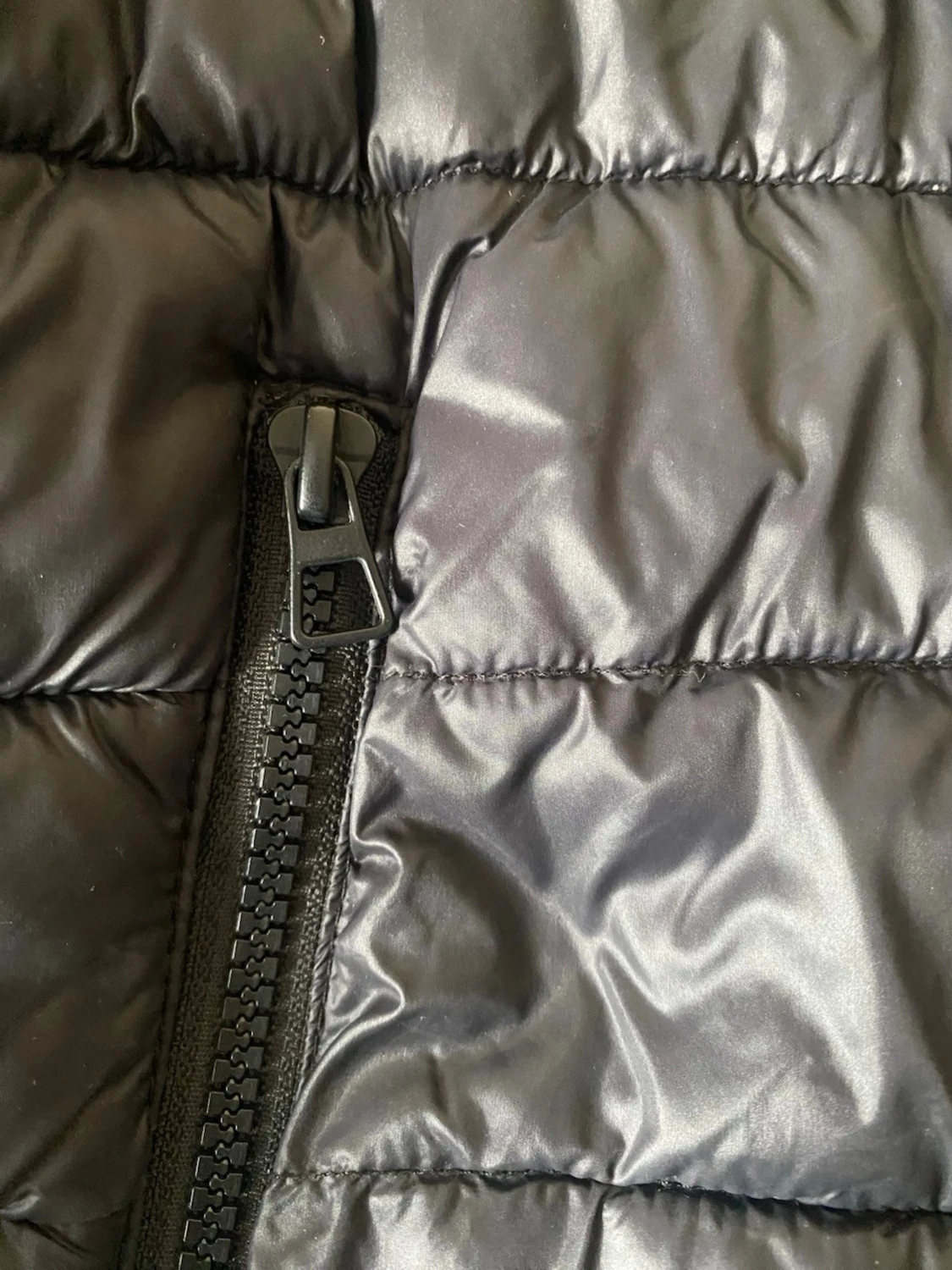 Svart quiltad pufferjacka med huva - 2