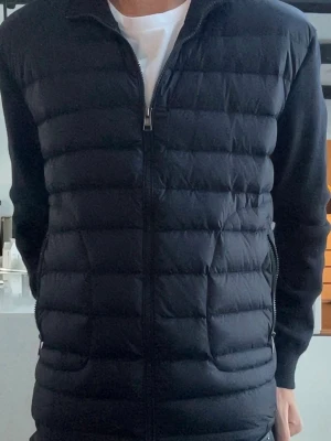 Mörkblå moncler cardigan  - En mörkblå moncler cardigan i storlek XL men passar folk som vanligtvis bär storlek L bäst. Som ni ser på bild 4 funkar skannen på jackan och jackan är använd endast 1 gång så nästintill helt ny. Priset är ej hugget i sten och kan sjunka vid en snabb affär 