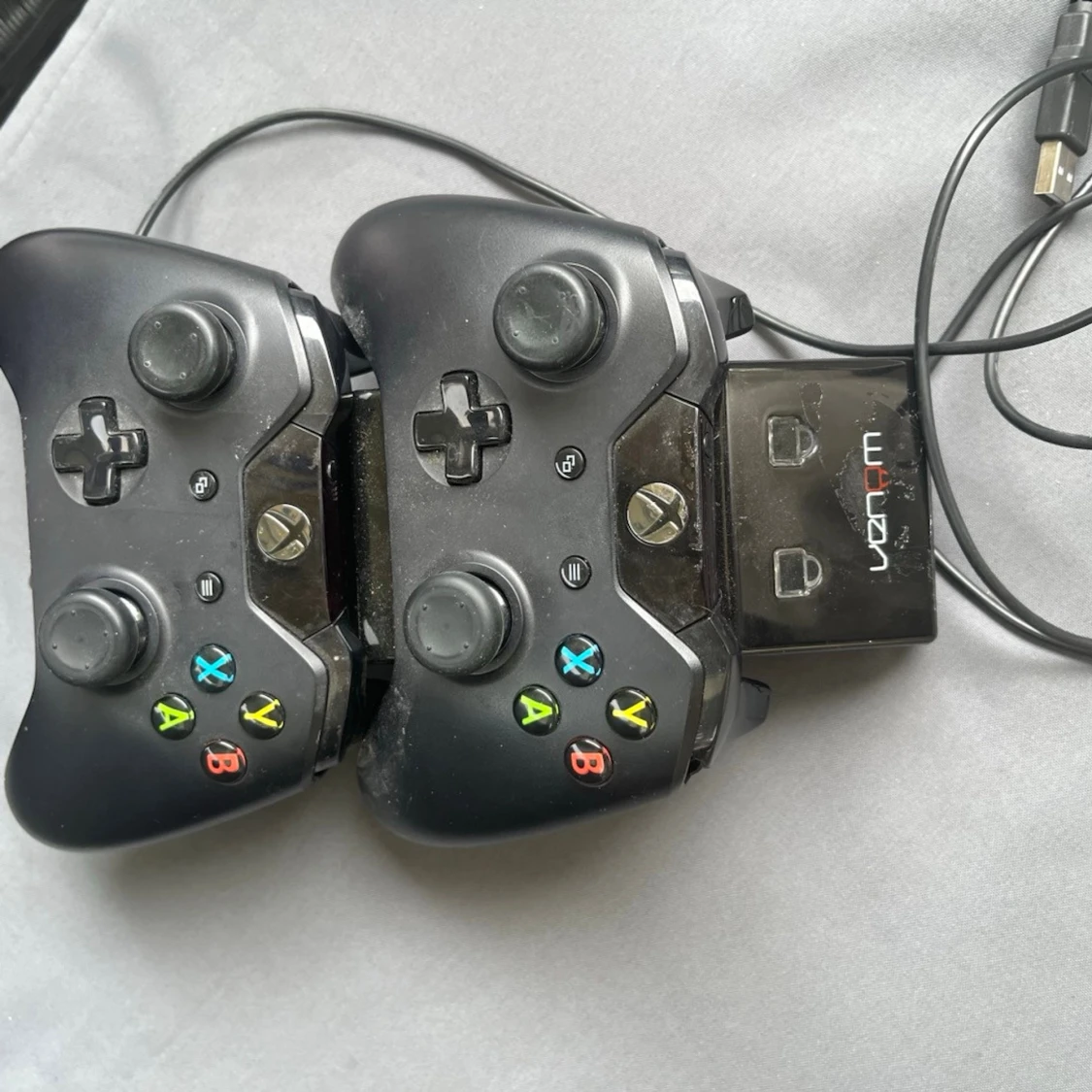 Svarta Xbox-handkontroller med laddstation - 3