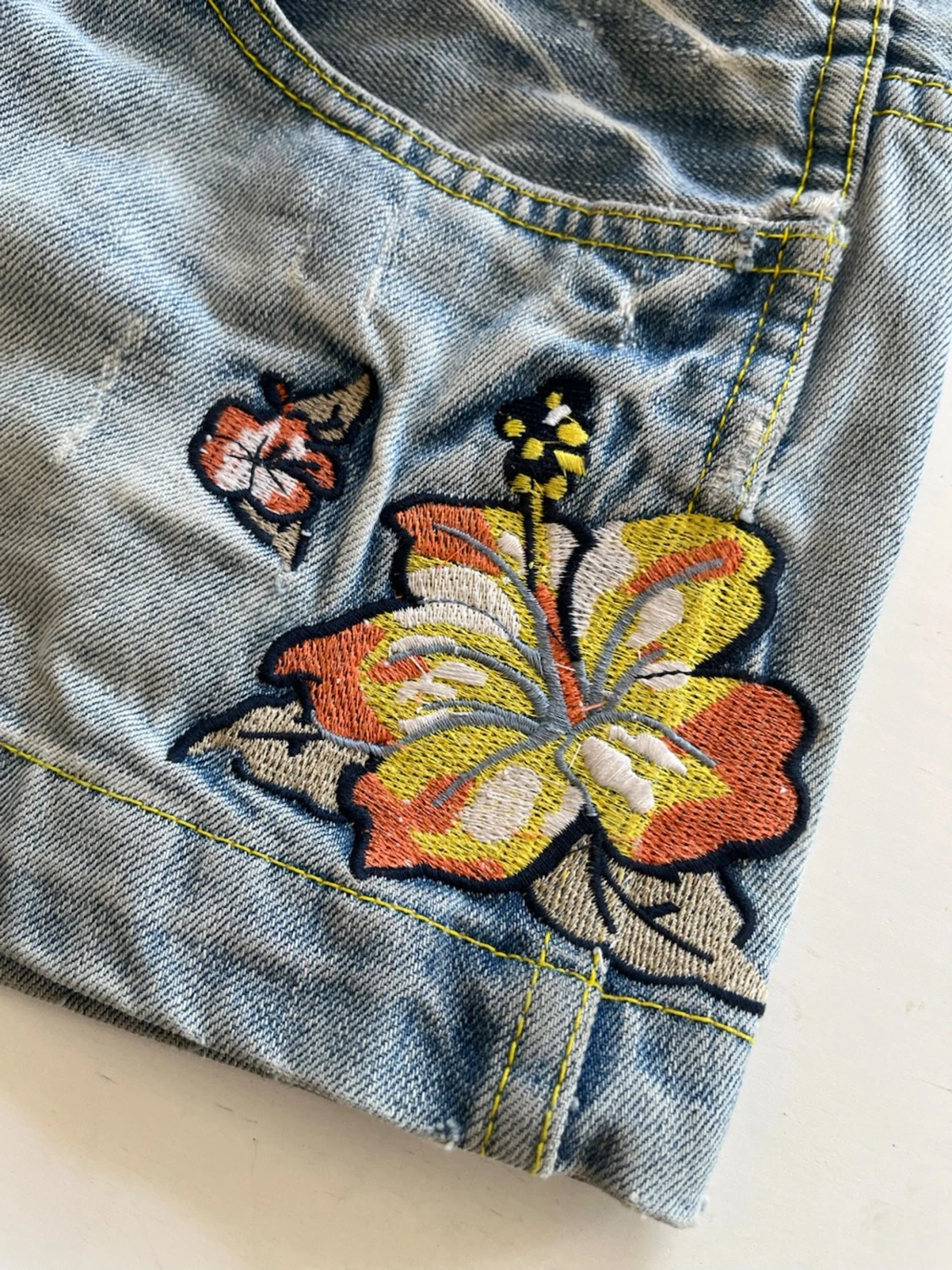 Ljusblå jeanskjol med broderade blommor - 2