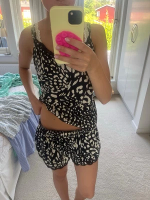 Prickigt pyjamas set - Prickigt pyjamas set från Primark.