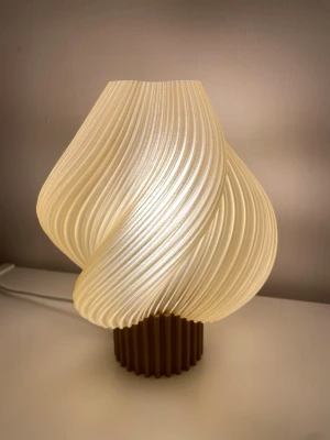 Bordslampa 21 cm sand beige/beige modern - Snygg bordslampa med en vriden, pärlemorskimrande lampskärm i vitt och en brun räfflad fot. Lampan har en modern och organisk design som verkligen sticker ut. Perfekt som cool inredningsdetalj och ger ett mjukt, mysigt ljus. Tillverkad i plast.