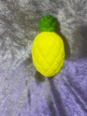 Gul ananasformad squishy - Rolig squishy i form av en ananas med gul kropp och grön topp. Tillverkad i mjukt skumgummiliknande material som är perfekt att klämma på när man vill slappna av eller bara ha något att pilla med. Perfekt som stressleksak eller dekoration.