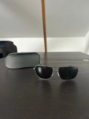 Emporio Armani EA2033 solglasögon  - Emporio Armani EA2033 solglasögon i svart färg, kommer med fodral