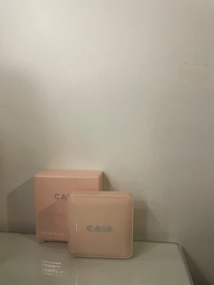 CAIA Glow Blush - Säljer ett glow blush ifrån CAIA då jag fick det i fel nyans, så det är ej använt alls. Nyansen är ”Milky rose”, vilket är en pastellrosa nyans med varm underton. 