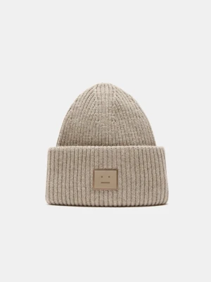 Beige ribbstickad mössa Acne Studios - Säljer en beige ribbstickad mössa från Acne Studios med uppvikt kant och det klassiska ansiktslogotypen framtill. Mössan är gjord i mjuk ullmix och har en clean, minimalistisk look som passar perfekt till höst och vinter. OBS! Pris kan diskuteras 