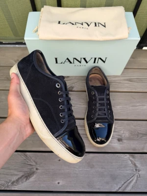 Lanvin marinblåa sneakers med lackdetalj - Lanvin dbb1 marinblåa | mycket bra skick | inga defekter | skicka prisförslag eller frågor | allt ingår i bilden som låda och dustbag | storlek uk9 = 43eu |