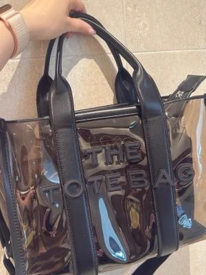 Tote bag handväska  - Genomskinlig med en svart väska på insidan 