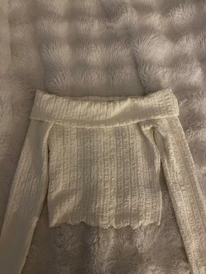 Vit offshoulder topp från H&M - Creme/vit offshoulder topp från h&m i storlek XS, hittar inga bilder när jag har den på mig men kan skicka privat vid intresse 💞 använt den fåtal gånger och pris kan absolut diskuteras! 
