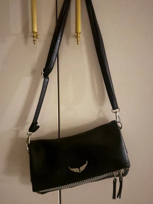 Zadig & Voltaire svart väska  - Säljer denna väskan som jag köpt på Vinted! Får ej användning av den 💗