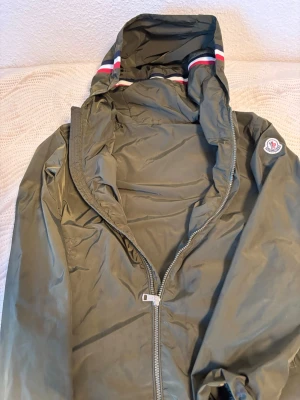 Grön Moncler Windbreaker  - Helt ny förutom en fläck som går att tvättas. ORG pris 1,200kr men fläcken gör att den blir billigare.