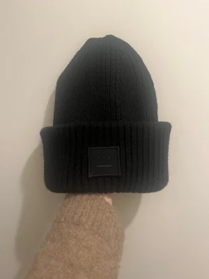 Acne mössa! - Kommer ej till användning då jag använder min vita istället!
