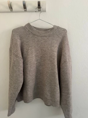 Beige stickad tröja  - Beige stickad tröja från HM