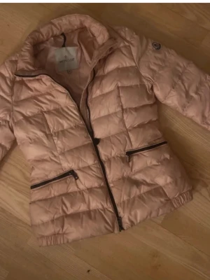 Moncler dunjacka  - Jätte fin! Använd några gånger!!