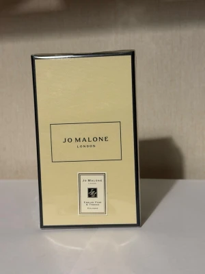 Jo Malone English Pear & Freesia - Jo Malone London English Pear & Freesia Cologne i en stilren, rektangulär förpackning med ljusgul framsida och svarta kanter. Klassisk och elegant design som passar perfekt för dig som gillar exklusiva dofter.