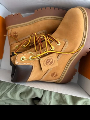 Klassiska Timberland kängor i nubuck - Snygga fräscha Tims. Dom är alldeles nya. Hade dom på mig 1 gång och märkte dom var för små för mig. #street #y2k #tims #timberland #cool #snygg #höst #vinter