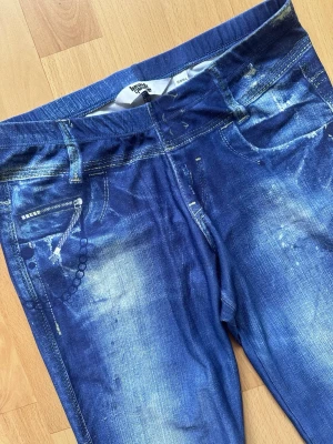 Jeggings  - Superstretchiga och bekväma jeggings i mjukt material. Passar barn men även vissa vuxna. De har ett realistiskt tryck som ser ut som slitna jeans med detaljer som fickor, kedja och dragkedjor, men med komforten av ett par leggings. Elastisk midja för perfekt passform✨