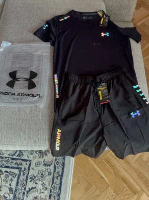Svart träningsset från Under Armour - Jätte bra undr armour set helt ny och har alla storlekar hör av er via dm priset kan diskuteras.