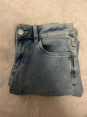 Ljusblå jeans🩵 - Säljer ett par ljusblå jeans med klassisk femficksmodell. Jeansen har en snygg tvättad look och silverfärgad knapp. Perfekta till en avslappnad stil och passar till det mesta i garderoben.