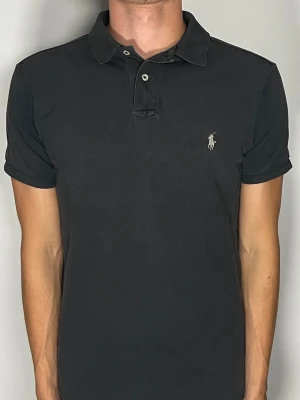 Ralph Lauren Pike  - Säljer en riktigt snygg och trendig Ralph lauren piké i fint skick, storlek M, vid frågor är det bara att skriva //Gramenti