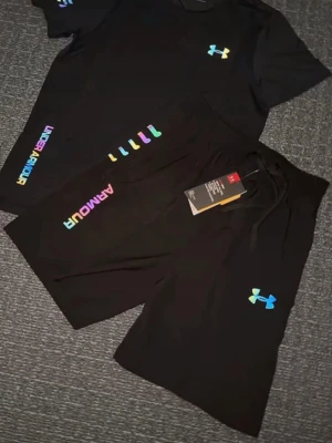 Under armour set - svart - storlek M - Passar S men är storlek M. Aldrig använd den har ings fläckar eller skador. Perfekt set för sommaren eller träning.