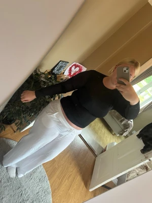 Svart långärmad topp i mesh - Säljer en svart långärmad topp i meshmaterial. Toppen är tight och har en rund halsringning. Perfekt att styla med olika underdelar för en trendig look.