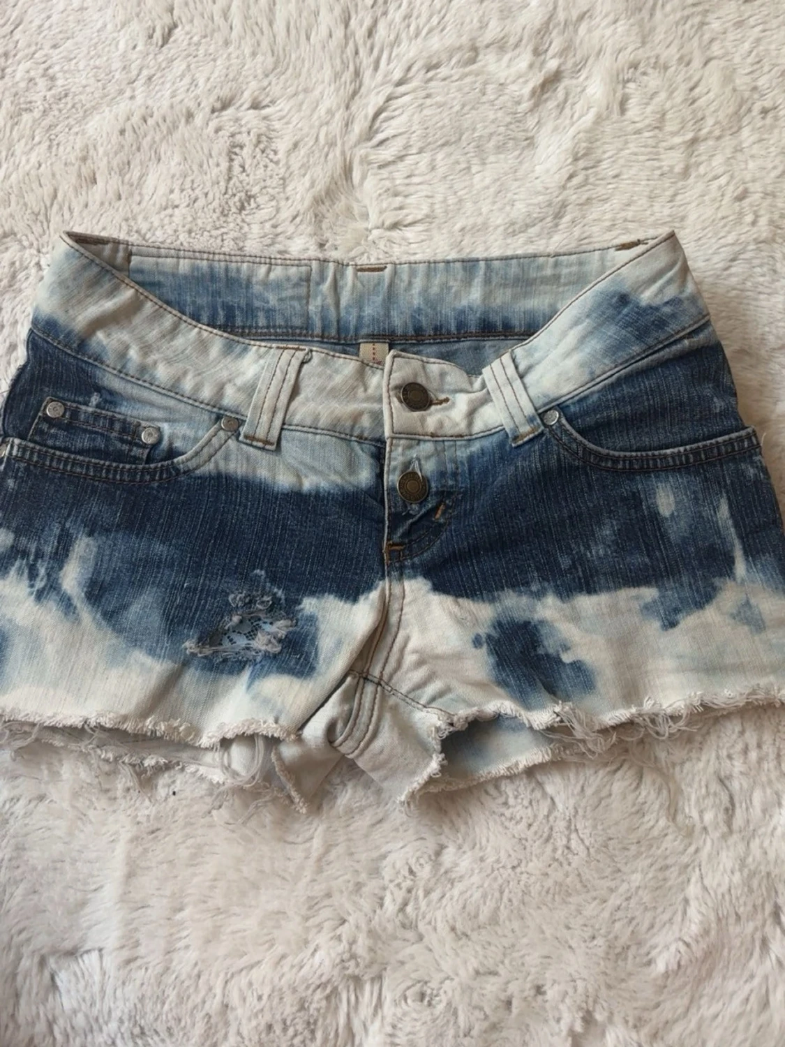 Blåvit denimshorts med fransig kant - 4