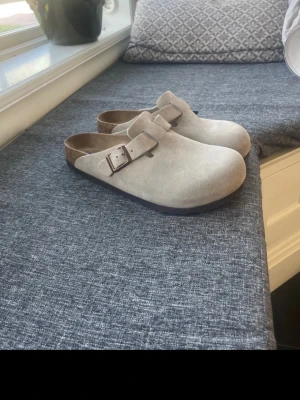 Beige mockatofflor med spänne - Säljer ett par Birkenstock beige tofflor i mocka. Helt nya lappen är inte borttagen. 10/10 skick 