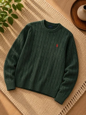 Grön Kabelstickad Tröja med Brodyr - Storlek: M, Material: 49 % Viscose, 28 % Polyester & 23 % Polyamide, utmärkt skick!