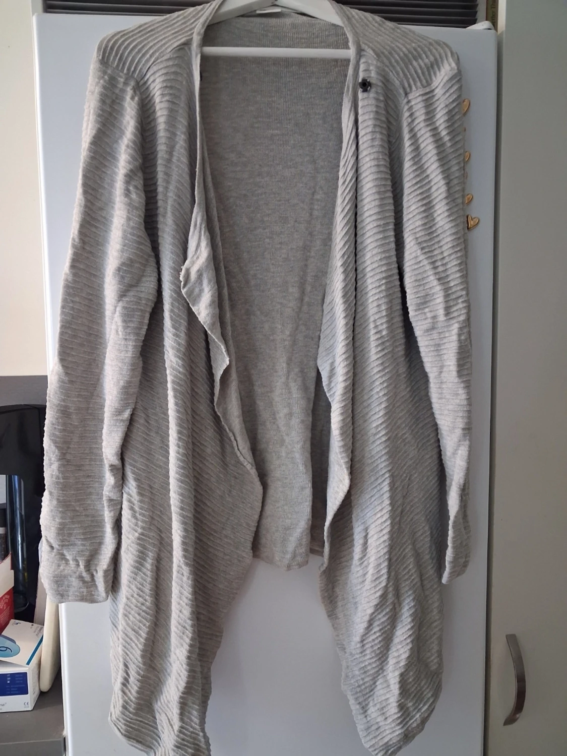 Ljusgrå lång kofta med draperad front