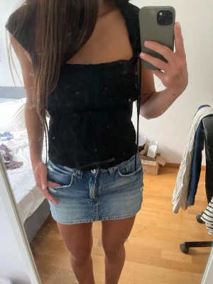 GinaTricot topp - Säljer en GinaTricot topp med struktur och en snörning vid vardera axel, storlek S men skulle säga att den passar XS-S❣️