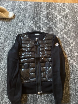 Moncler tricot - Riktigt fin, cardigan jacka vid fler frågor elle blilder är det ba skriva!