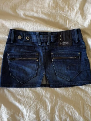 Mörkblå lågmidjad jeanskjol från G-Star - Kort mini jeans kjol från g star, jätte bra skick och super fin passform!❣️