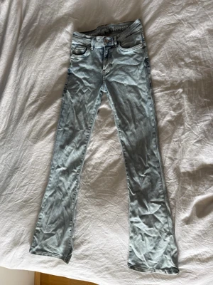 Ljusblå bootcut jeans - Säljer ett par ljusblå bootcut jeans med klassisk femficksdesign och normal midja. Jeansen har en snygg tvättad look. Pris kan diskuteras!