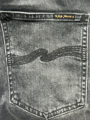 Mörkgrå jeans från Nudie Jeans - Säljer ett par sjukt feta mörkgrå nudie jeans i storlek30/30. Passar perfekt för stilrena och feta outfits. Nypris ligger runt 1600 och de är använda 1 gång. Tveka inte att skriva vid minsta lilla fråga🙌🙌🙌