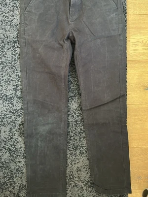 Tommy Hilfiger Chinos - Mycket fina Tommy Hilfiger byxor i bra skick. Byxorna har använts väl och har inga skador. Lite solblekt på rumpan är det ända märkvärdiga med dessa byxor. 