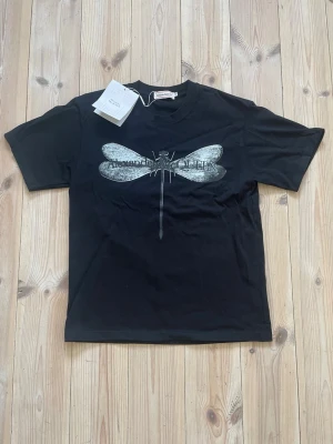 Alexander McQueen T-shirt - Asfet tisha från Alexander McQueen | Storlek M, passar S-M| Sällsynt med snygg design. Ny skick. 