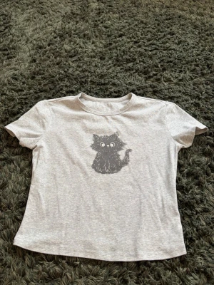 Grå babytee med katt - Grå babytee med katt från Cider
