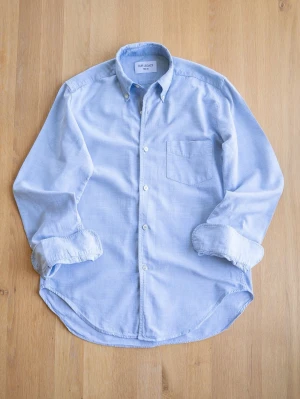 Ljusblå skjorta från Our Legacy - Klassisk ljusblå skjorta från Our Legacy med button-down krage och bröstficka. Skjortan har långa ärmar och vita knappar framtill. Tillverkad i mjuk bomull som känns skön mot huden. Perfekt för en clean och stilren look.