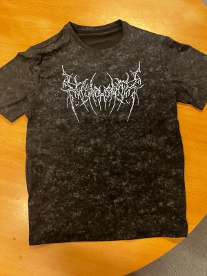 Gym tröja med Young La liknande tryck - Cool svart t-shirt med gråmelerad effekt för gymmet, helt oanvänd storlek M, kan sänka priset om ni köper samma dag!