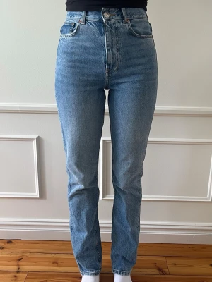 Gina Tricot Perfect Jeans – Straight, High Waist, TALL, blå, Storlek 36 (Långa) - Mycket bra skick. Använda ett fåtal gånger. High waist och straight fit – klassisk och snygg modell. Storlek 36, normal passform.  Inga slitsar och ingen fransad fåll. Inga fläckar eller defekter.  Säljer fler modeller i samma storlek, se profil.