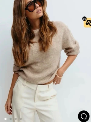 Beige stickad tröja i ullmix - Säljer en stilren beige stickad tröja med rund hals och långa ärmar. Aldrig använd men utan prislapp