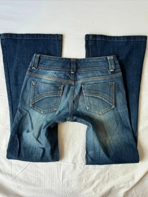 Lågmidjade bootcut jeans - Superfint skick! Midja: 74cm Innerben : 79cm