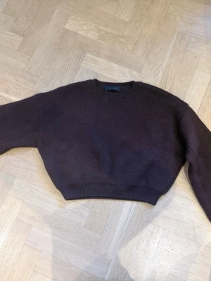 Brun stickad tröja från Zara - Brun stickad tröja från Zara🤎 Tröjan har en croppad passform och muddar vid armarna. 