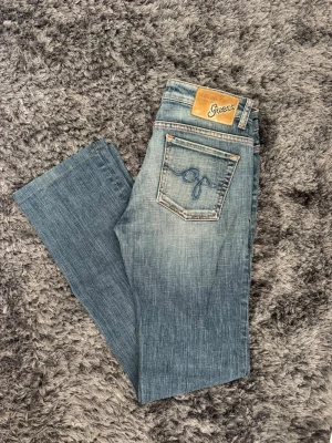 Guess lowwaist jeans  - Skitsnygga Guess lågmidjade vintage jeans. Storlek XS/S!