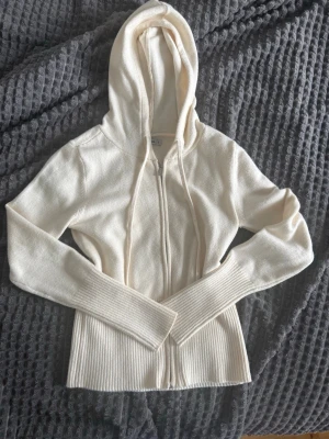 Vit zip hoodie - Säljer min vita hoodie med dragkedja framtill och huva. Köpte den förra sommaren så har inte hunnit använda den så mycket.