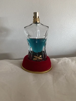 Jean Paul Gaultier Le Beau EDT - Fräsch JPG parfym med ungefär 50/75 ml kvar. Hör av er vid frågor!